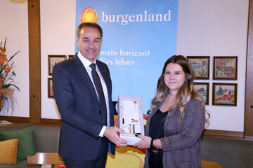 (v.l.) Landesrat Dr. Leonhard Schneemann und Vanessa Schwaighofer, Enkelin der letzten Betreiberin der früheren Pension Ulrike in Mörbisch, anlässlich eines Pressegesprächs zur Präsentation des Krisenzentrums der Kinder- und Jugendhilfe.