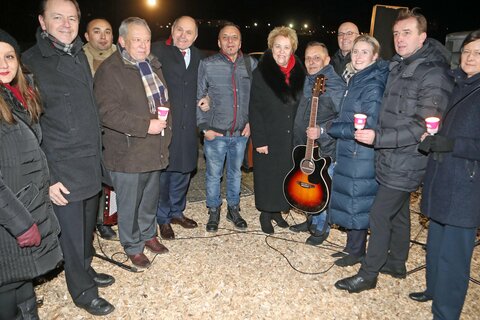 Verena Dunst (6.v.r.), Wolfgang Sobotka (5.v.l.), Rudolf Strommer (4.v.l.), Nikolaus Berlakovich (2.v.l.), Christian Drobits (2.v.r.), Bürgermeister Georg Rosner (4.v.l.), Manuela Horvath (l.), Ehrengäste und Band Romana Rath