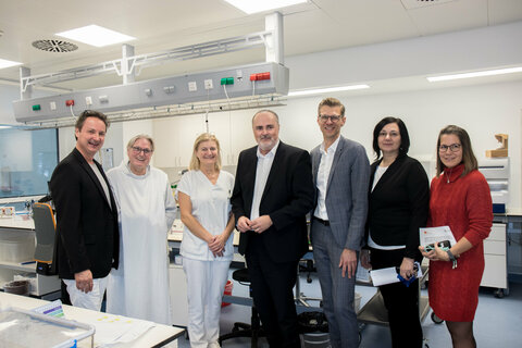 Der Ärztliche Direktor des Krankenhauses der Barmherzigen Brüder, Prim. Dr. Martin Wehrschütz, MA, Pater Prior Daniel Katzenschläger OH, die Bereichsleiterin des Labors, Eva Wieser, Landeshauptmann Mag. Hans Peter Doskozil, der Geschäftsführer der Krankenhaus der Barmherzigen Brüder Eisenstadt GmbH, Robert Maurer, MSc MBA, die stellvertretende Pflegedirektorin Susanne Wukovatz, MSc MBA, und Kaufmännische Direktorin Vanessa Krupka, MA, im neuen Zentrallabor.