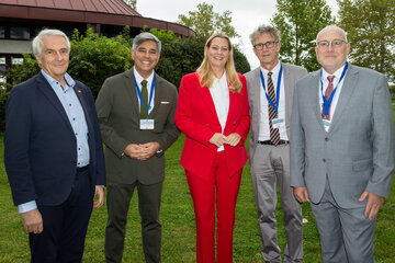 Landesrätin Mag.a (FH) Daniela Winkler (2.v.r.) mit Gesundheit Burgenland-Geschäftsführer Universitäts-Professor Dr. Stephan Kriwanek, Professor Dr. Kazem Nouri, Oberarzt Dr. Peter Bauer und Professor Dr. Michael Sator (v.l.) bei der Medizinischen Jahrestagung rund um Kinderwunsch.