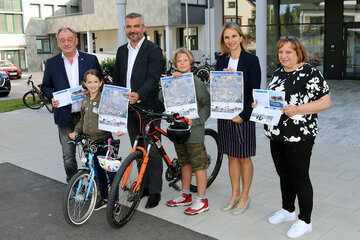 LAbg. Bgm. Dieter Posch (Neudörfl), Verkehrslandesrat Mag. Heinrich Dorner, DI.in Sabine Kaulich (KFV), Schuldirektorin Karin Sinawehl und Elisa und Tim von der Mittelschule Neudörfl (v.l.).
