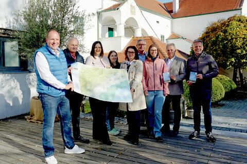 Landeshauptmann-Stellvertreterin Mag.a Astrid Eisenkopf, Donnerskirchens Bürgermeister Landtagsabgeordneter Johannes Mezgolits, Obmann des Welterbe Naturparks Neusieder See – Leithagebirge, Windens Bürgermeister Erwin Preiner, Breitenbrunns Bürgermeister Helmut Hareter, Purbachs Bürgermeister Ing. Harald Neumayer und der Geschäftsführer des Tourismusverbandes Nordburgenland, Patrik Hierner.