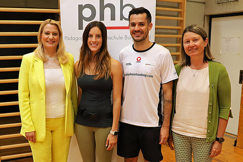 (v.l.): Bildungslandesrätin Mag.a (FH) Daniela Winkler bei der Eröffnung mit Olympiasiegerin Julia Dujmovits, Olympiateilnehmer und Staatsmeister Luka Wraber (Badminton) und Rektorin der Privaten Pädagogischen Hochschule Burgenland Mag.a Dr.in Sabine Weiss bei der Eröffnung in der Neuen Mittelschule Mattersburg.