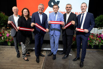 Burgenlands Verkehrslandesrat Heinrich Dorner (2.v.r.) gemeinsam mit Bundesminister Peter Hanke (3.v.r.) und Steiermarks Landeshauptmann Mario Kunasek (3.v.l.) sowie Asfinag-Bau- und Betriebs-Vorstand Herbert Kasser, Steirische Landesrätin Claudia Holzer und Asfinag-Finanzvorstand Herbert Kasser (v.l.) bei der Verkehrsfreigabe der S7.