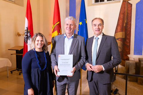 Abteilungsvorständin der Abteilung 7 - Bildung, Kultur und Wissenschaft Claudia Priber, Herbert Brettl und Landesrat Leonhard Schneemann