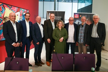 Prokurist Thomas Mersich, Kaufmännische Leitung Schloss-Spiele Kobersdorf, Stephan Sharma, Vorsitzender des Vorstandes, CEO Burgenland Energie, Bürgermeister Andreas Tremmel, Gemeinde Kobersdorf, Landeshauptmann Hans Peter Doskozil, Claudia Priber, Geschäftsführerin Kultur-Betriebe Burgenland, KS Wolfgang Böck, Intendant Schloss-Spiele Kobersdorf, Erich Uiberlacker, Bühnenbild und Lichtgestaltung, Regisseur Michael Gampe