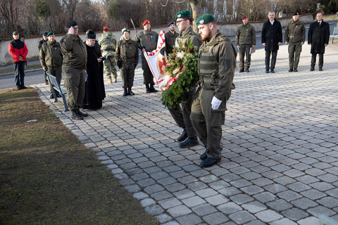 Vor der feierlichen Angelobung fand bei der Pfarrkirche ein Totengedenken mit Kranzniederlegung statt.