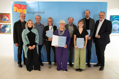 Landeshauptmann Mag. Hans Peter Doskozil und die damalige Vorständin der Kulturabteilung (jetzt Geschäftsführerin der Kulturbetriebe Burgenland) Mag.a Claudia Priber mit den vorjährigen Preisträgerinnen und Preisträgern der Kulturwettbewerbe – die Ausschreibungen für 2025 haben begonnen.