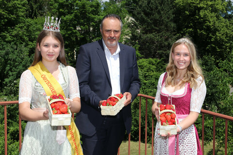 LH Hans Peter Doskozil mit der neuen Österreichischen Erdbeerkönigin Nathalie I. (li.) und Erdbeerprinzessin Antonia.