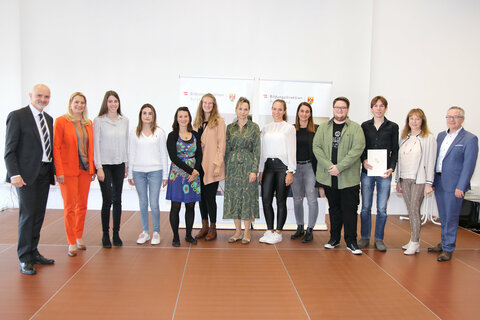 Bildungslandesrätin Mag.a (FH) Daniela Winkler (2.v.l.) und Bildungsdirektor Mag. Heinz Josef Zitz (1.v.l.) mit den PädagogInnen aus dem Bezirk und der Stadt Eisenstadt, die soeben ihre Dienstverträge erhalten haben.