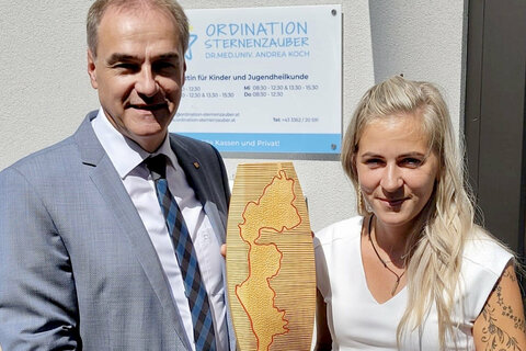 Landesrat Dr. Leonhard Schneemann bei der Eröffnung der neuen Ordination von Kinderärztin Dr. Andrea Koch in Großpetersdorf.