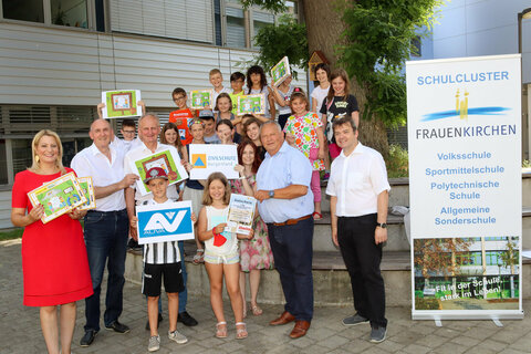 Bildungslandesrätin Mag.a Daniela Winkler gratulierte gemeinsam mit BZSV-Präsident LAbg. Bgm. Erwin Preiner und BZSV-Vizepräsident 2. LT-Präsident aD Ing. Rudolf Strommer den Schülerinnen und Schülern der dritten Klasse der Volksschule zum Hauptpreis beim Projekt „Safety goes to school“