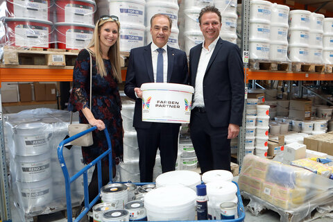 Landesrat Dr. Leonhard Schneemann (Mitte) besichtigte die neue Lagerhalle und den Designschauraum bei FarbenPartner-Chef René Schuch und seiner Lebensgefährtin Lisa Rath (v.r.).