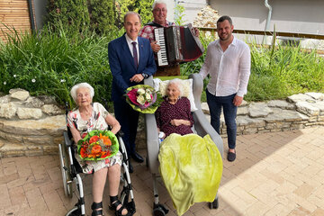 Landesrat Leonhard Schneemann gratuliert im Pflegezentrum Raiding gemeinsam mit PZ-Leiter Franz Drescher Frau Rosa Strobl (links) und Margarete Seper (rechts) zum 100. Geburtstag
