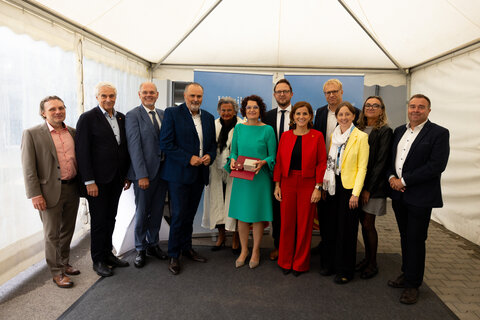 Von links: Roland Graschitz (Direktor Recht Gesundheit Burgenland), Stephan Kriwanek (Med. GF Gesundheit Burgenland), Franz Öller (Kfm. GF Gesundheit Burgenland), Landeshauptmann Hans Peter Doskozil, Veronika Batthyány-Strattmann (Ehrenmitglied des Vereins der Freunde des Krankenhauses Kittsee), Anna Kettner (scheidende ärztliche Direktorin Klinik Kittsee), Dieter Feitek (Kfm. Direktor Klinik Kittsee), Bettina Ziniel (Pflegedirektorin Klinik Kittsee), Andreas Predl (Finanzdirektor Gesundheit Burgenland), Helene Sommer-Keckeis (Direktorin Personal Gesundheit Burgenland), Brigitte Steininger (Betriebskörperschaft) und Dietmar Ochsenhofer (Betriebsrats-Vorsitzender Gesundheit Burgenland) © LMS/Stefan Wiesinger