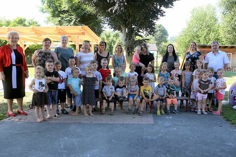 Landesrätin Mag.a (FH) Daniela Winkler (2. v.r. hinten) und Landtagspräsidentin Verena Dunst (l.) besuchten die Kindergartenkinder in Bocksdorf. Mit ihnen am Foto: Bürgermeister Franz Pelzmann (r. stehend), Kindergartenleiterin Karin Janisch (2. v.l.), die Kindergartenpädagoginnen Alexandra Pelzmann (3. v.l), Eva Bauer (4. v.l.) und Tanja Pelzmann (3. v.r.) sowie Kindergartenhelferinnen.
