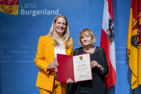 Johanna Tomek wurde für ihr Lebenswerk mit dem Kulturpreis des Landes 2025 in der Sparte „Darstellende Kunst“ ausgezeichnet, Landesrätin Mag.a (FH) Daniela Winkler übergab den Preis
