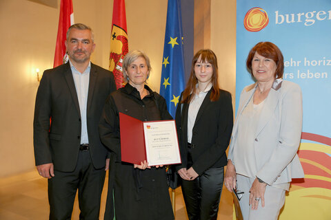 Erich Schneller erhielt posthum den Kulturpreis des Landes Burgenland in der Sparte Erwachsenenbildung. Anita Popp, Schnellers Lebensgefährtin, und Tochter Mari nahmen den Preis von LR Dorner entgegen. Die Laudatio hielt Christine Teuschler.