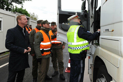 Landeshauptmannstellvertreter Johann Tschürtz bei der Schwerpunktkontrolle durch das Bundesheer und die Polizei