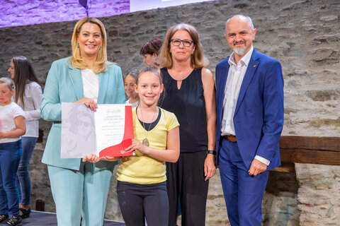 Bildungslandesrätin Mag.a (FH) Daniela Winkler und Bildungsdirektor Mag. Heinz Josef Zitz mit dem Projektchor der Musikmittelschule Rosental