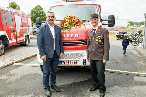 Landesrat Mag. Heinrich Dorner mit Feuerwehrkommandant HBI Dietmar Weidinger (v.l.) vor dem neuen Löschfahrzeug der Freiwilligen Feuerwehr Piringsdorf