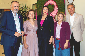 Landeshauptmann Hans Peter Doskozil, Krebshilfe-Burgenland-Geschäftsführerin Andrea Konrath und Landtagspräsidentin Astrid Eisenkopf mit Kulturbetriebe-Burgenland-Geschäftsführerin Claudia Priber und Generalintendant Alfons Haider, die bei der Pink Ribbon Matinee besondere Kunstgenüsse bereithielten.
