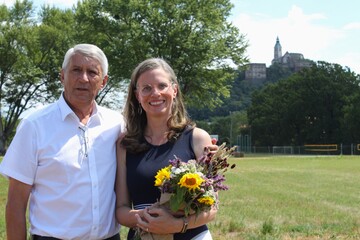 Landeshauptmann-Stellvertreterin Anja Haider-Wallner mit Bürgermeister Vinzenz Knor im Zuge des zehnjährigen Bestehens der Güssinger Teiche.