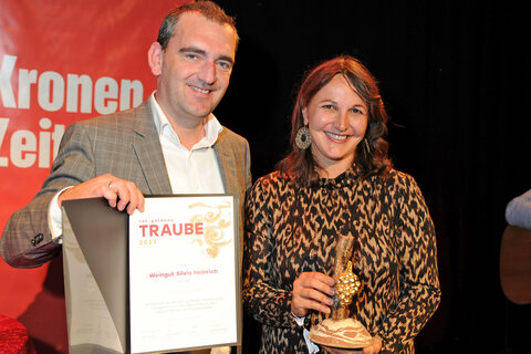 Weintourismus-Obmann Herbert Oschep mit Silvia Heinrich, Gewinnerin in der Kategorie 7: Cuvée