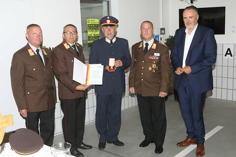 Postenkommandant der PI Stegersbach, Richard Partl, wurde von Feuerwehrkommandant Klaus Sabara, Landesfeuerwehrkommandant-Stellvertreter Richard Bauer, Bezirksfeuerwehrkommandant Thomas Jandrasits und Landeshauptmann Hans Peter Doskozil (v.l.) die Urkunde zum Ehrenmitglied der Freiwilligen Feuerwehr Stegersbach überreicht.