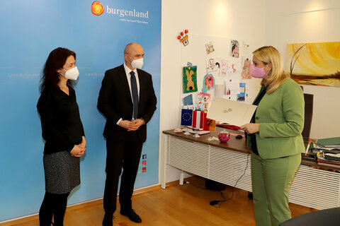 Bildungslandesrätin Mag.a (FH) Daniela Winkler und Bildungsdirektor Heinz Josef Zitz mit Schulqualitätsmanagerin Mag.a Christina Schlaffer