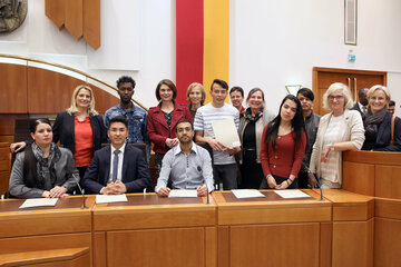 Bildungslandesrätin Mag.a (FH) Daniela Winkler mit den VHS-Pädagoginnen und den Absolventinnen und Absolventen der Regionalstelle Frauenkirchen