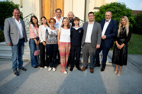 Grafenschachens Vizebürgermeister Johannes Pfeffer, Theresa und Viktoria Horvath (Geschwister von Lorenz), Großmutter Gertrude Wunderl, Vater Hannes Horvath, Mutter Sandra Horvath, Kapellmeister Jimmy Chiang (Wiener Sängerknaben), Sängerknabe Lorenz Horvath, Bürgermeister Marc Hoppel sowie Landeshauptmann Hans Peter Doskozil und seine Julia (v.l.).