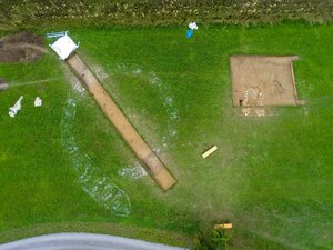 Luftbild der archäologische Grabungsschnitte: der längliche Schnitt verläuft durch die römische Grabenanlage © Ausgrabung Wörterberg
