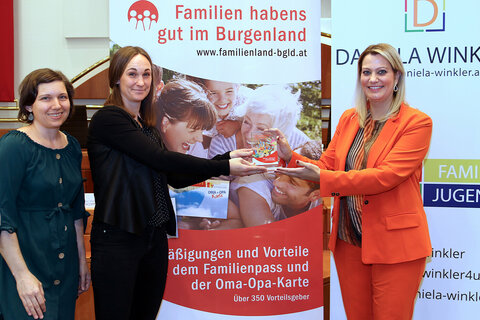 Landesrätin Daniela Winkler überreichte den 3. Preis an Katharina Hutterer (li.) und Katja Schmidinger (Mitte) für die Facebook-Gruppe „Still- und Tragemamas Süd/Ost Steiermark und Südliches Burgenland“
