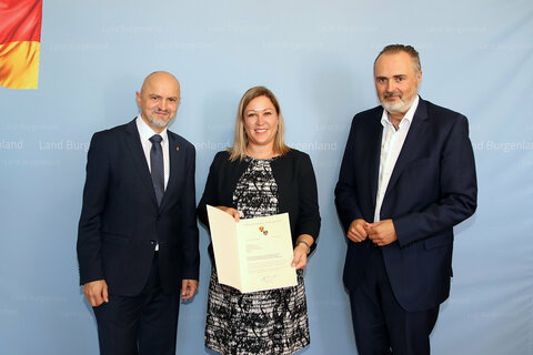 Landeshauptmann Hans Peter Doskozil und Bildungsdirektor Heinz Josef Zitz (li.) mit der neuen Fachvorständin für Wirtschaft HBLA Oberwart FIin Stephanie Reicher, BEd