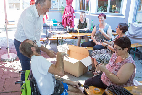 Landeshauptmann Hans Peter Doskozil besichtigte die einzelnen Hilfsbetriebe des Vereines und führte auch zahlreiche Gespräche.