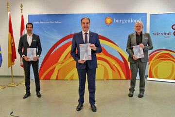 Stephan Sharma, Vorstandsvorsitzender der Energie Burgenland, mit Landesrat Leonhard Schneemann und Peter Sinowatz, Geschäftsführer der Energie Burgenland Breitband GmbH (EBBG), bei der Präsentation der „Breitbandstrategie Burgenland 2030“.