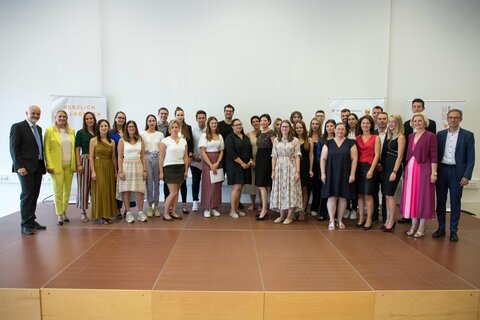 Landesrätin Daniela Winkler (2.v.l.) und Bildungsdirektor Heinz Josef Zitz (1.v.l.) mit den Neupädagoginnen und Neupädagogen des Bezirks Oberpullendorf nach der Übergabe ihrer Einstellungsdekrete.