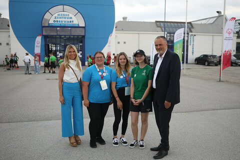 Landeshauptmann Hans Peter Doskozil (r.) und seine Julia (l.) mit Volunteers vor dem Eingang des Messezentrums Oberwart.