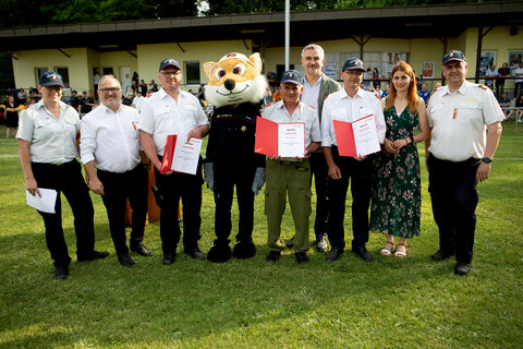 Im Zuge des Bewerbes erhielten OBI Klaus Kallinger (Weppersdorf, 3.v.l.) das Bewerterverdienstzeichen in Gold, OBI Franz Zarits (Lackenbach, 4.v.r.) das Bewerterverdienstzeichen in Bronze und OBI Johann Gulnerits (Ritzing, 3.v.r) das Bewerterverdienstzeichen in Silber von Landesrat Heinrich Dorner (4.v.r), Landtagsabgeordnete Carina Laschober-Luef (2.v.r.), Bürgermeister Christian Balogh (2.v.l.), Landesfeuerwehrkommandant-Stellvertreter LBDS Martin Reidl (r.) und Bezirksfeuerwehrjugendreferentin HBI Barbara Wessely (l.) überreicht.