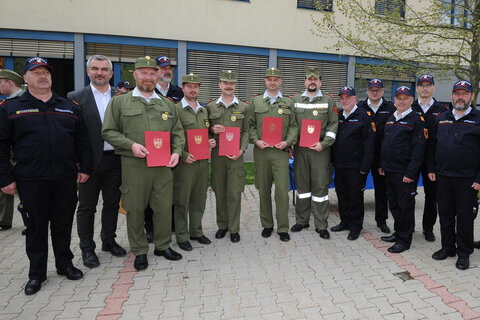 Landesrat Heinrich Dorner mit Feuerwehrmitgliedern, die das Feuerwehrleistungsabzeichen in Gold erfolgreich absolvierten.