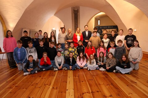 Im Rahmen der Friedenswochen auf der Burg Schlaining besuchte Bildungslandesrätin Daniela Winkler die Schülerinnen und Schüler der Volksschule und Mittelschule Pamhagen sowie der Volksschule Wallern.