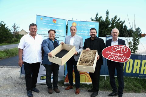 Die Asphaltierungsarbeiten beim ersten „Grünen Radweg“ in Pamhagen haben bereits begonnen: Aus Schilf wird Pflanzenkohle – Pamhagens  Bürgermeister Josef Tschida, Christian Rauch, Leiter Technologiemanagement & Innovation PORR Bau GmbH, Landesrat Dr. Leonhard Schneemann, Projektleiter Martin Zloklkovits, Forschungskoordinator des Landes Burgenland, und Vizebürgermeister Reinhard Csida, Pamhagen
