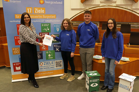 Drei Schülerinnen und Schüler der HTL Pinkafeld übergaben ihren Klimavertrag an Landeshauptmann-Stv. Mag.a Astrid Eisenkopf (l.).