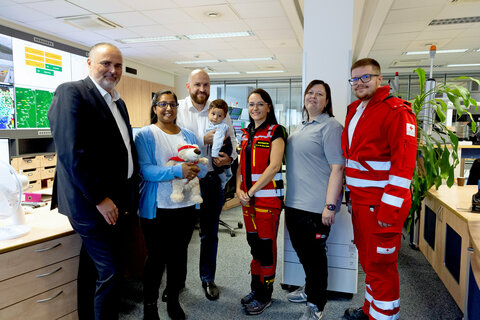 Landeshauptmann Hans Peter Doskozil, Philipp und Marianne Jagschitz mit Sohn Raphael, Notärztin Angelika De Abreu Santos, LSZ-Mitarbeiterin Judith Pogatsch und Sanitäter Martin Strobl vom Roten Kreuz Mattersburg.