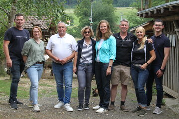 Pascal Banner, Isabella Auberger, Bürgermeister Helmut Sampt (Minihof-Liebau), Amtstierärztin Mag.a Dr.in vet. med. Michaela Labitsch, Anja, Rudi Pilz, Gerti Pilz und Daniel Eggenberger (Gemeinde Minihof-Liebau) (v.l.).