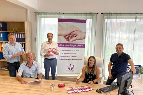 Wolfgang Reiterer (l.) und Jürgen Heissenberger (r.) informierten den Landesrat über die Ausbildungsstandards in der neuen Pflegeakademie der OK-Altenpfleger Agentur in Oberwart, mit GF Thomas Oswald und seiner Frau Jaqueline Oswald.