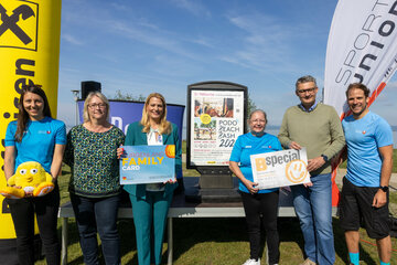 Bildungslandesrätin Mag.a (FH) Daniela Winkler (3.v.l.) im Zuge der Kooperationsvereinbarung mit PODO Beach Bash Podersdorf.