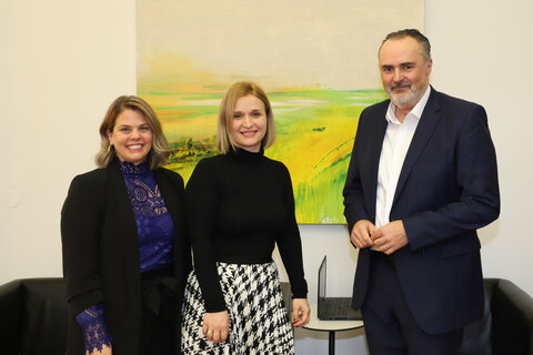 Die Leiterin der Kulturabteilung, Mag.a Claudia Priber, mit der Leiterin der neuen Servicestelle für Kunstschaffende und Kreative, Mag.a Danijela Ilic, und Landeshauptmann Hans Peter Doskozil.