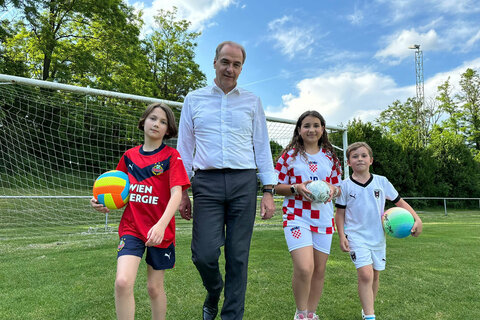 LR Schneemann: "Mit dem Solidaritätsfonds wollen wir jungen Menschen in unserem Land – unabhängig von der Geldbörse der Eltern – in den Sommermonaten die Möglichkeit bieten, an Ferienangeboten teilnehmen zu können."